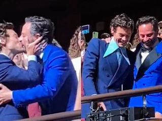 Harry Styles surpreende e beija ator em lançamento de filme