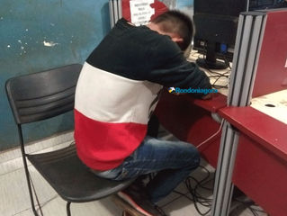 Bandido exige que cachorros sejam presos durante assalto e vítima aproveita para pedir ajuda