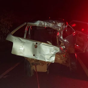 Motorista morre ao ser jogado para fora de carro após colidir contra carreta
