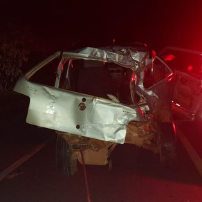 Motorista morre ao ser jogado para fora de carro após colidir contra carreta