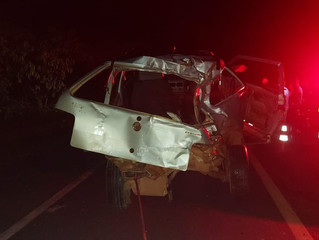 Motorista morre ao ser jogado para fora de carro após colidir contra carreta