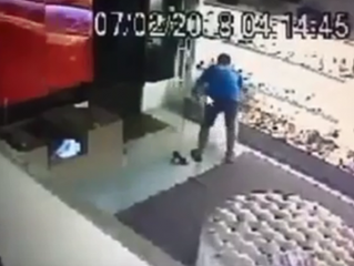 Câmeras flagram ladrões furtando loja de grife Carmen Steffens