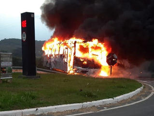 Grave acidente entre caminhão e ônibus causa explosão e morte