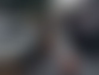 Motorista avança sinal vermelho, invade imóvel e bate em carro