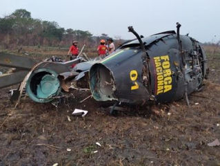 Urgente Imagens mostram resgate de tripulantes e helicóptero destruído