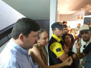 Manifestantes invadem Energisa e chamam diretor: “Desça aqui se tiver coragem”