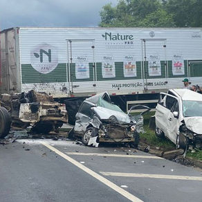 Acidente entre caminhões e carros deixa mortos e feridos