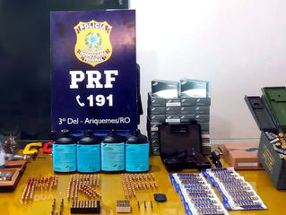 PRF prende dupla com arma de fogo, munições, pólvora e quase 30 mil unidades de espoleta