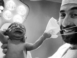 Recém-nascido tenta tirar máscara de médico e foto viraliza na web