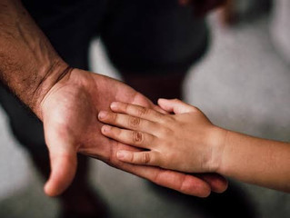 Criança é abusada pelo padrasto enquanto dormia com a mãe