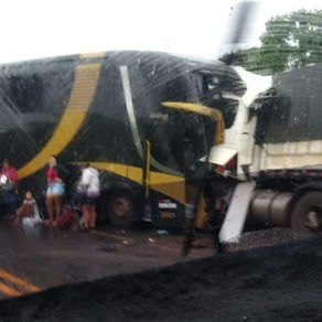 Urgente: Colisão entre ônibus e carreta deixa ao menos três mortos na BR-364