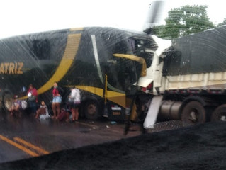 Urgente: Colisão entre ônibus e carreta deixa ao menos três mortos na BR-364