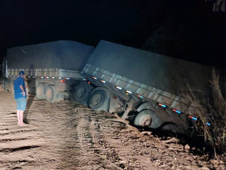 Vagão de carreta sai da pista e rodovia é interditada