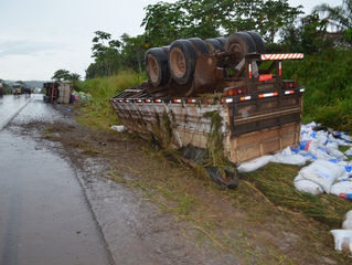 Motorista de carreta morre e esposa fica ferida em acidente com três veículos na BR-364 em Jaru, RO