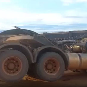 Urgente: Mulher morre esmagada após carreta carregada de areia tombar