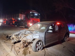 Carro sai da pista na BR-163 em Sinop, bate em barranco e tem motor arrancado