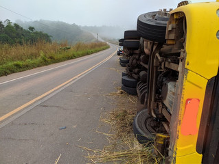 Motorista morre após carreta tombar
