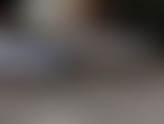 Caminhonete atinge árvore após colisão com carro no centro