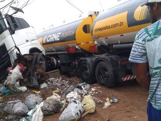 Urgente : Carreta carregada de combustível bate em carro, derruba poste e atinge muro