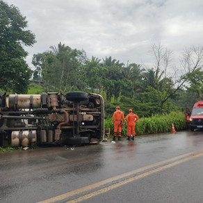 Carreta carregada de frios tomba ao desviar de carro na 'Curva da Morte' na BR-364