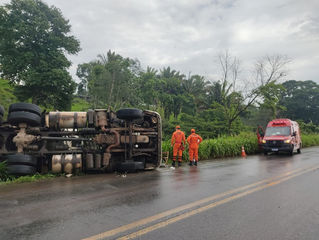 Carreta carregada de frios tomba ao desviar de carro na 'Curva da Morte' na BR-364