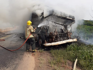Caminhão pega fogo na BR-364 e trecho da rodovia é interditado em RO