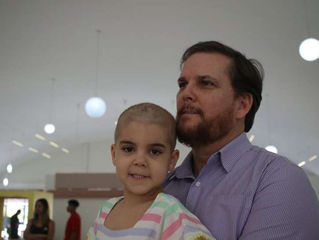 Trabalho social de grupo de teatro leva sorrisos a pacientes em tratamento