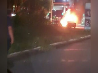 Urgente: Carro pega fogo em posto
