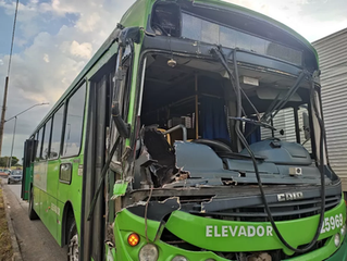 Ônibus bate em traseira de caminhão e cinco pessoas ficam feridas