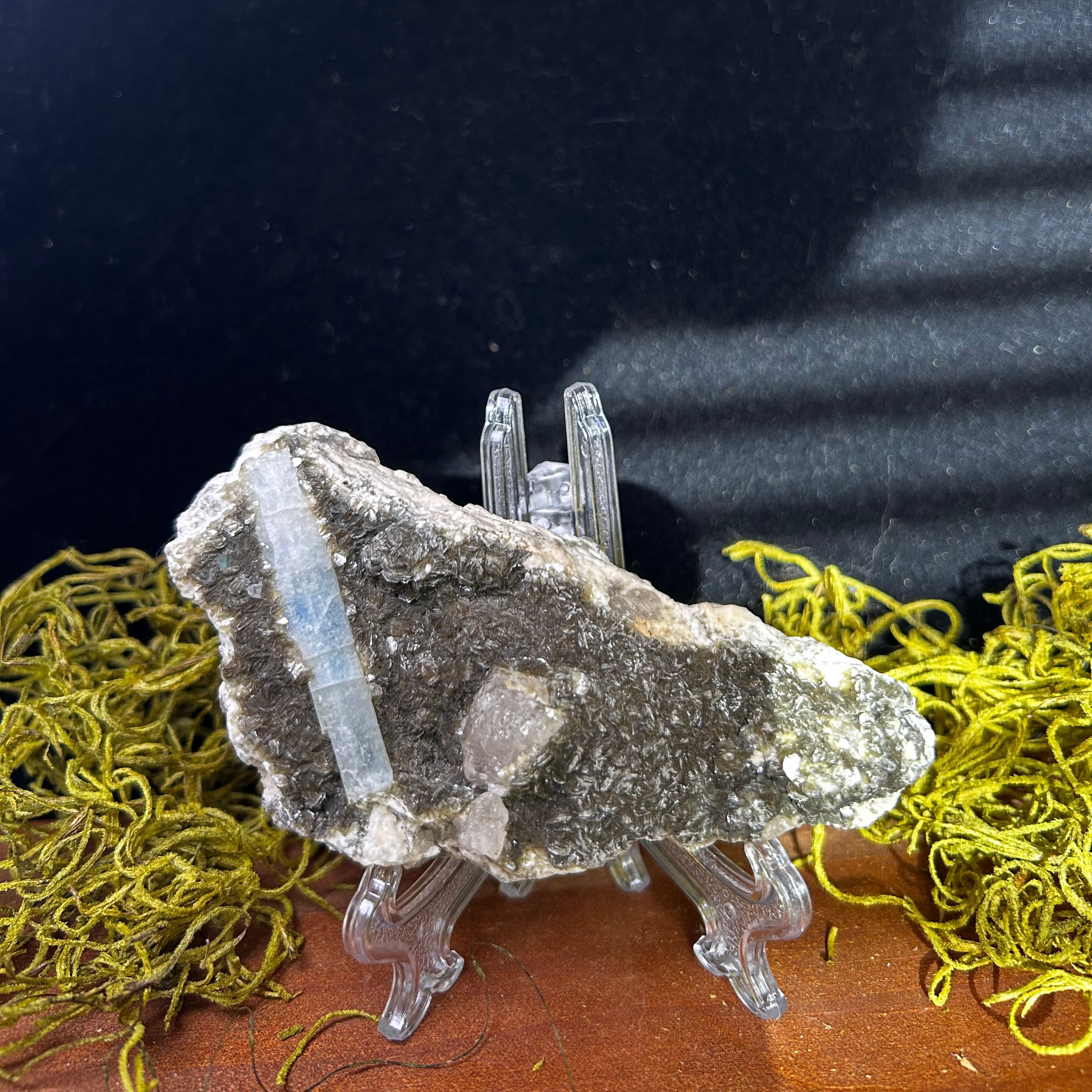 Aquamarine With Muscovite 