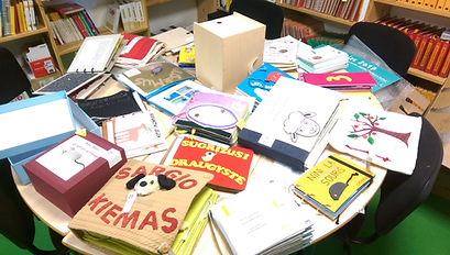 Bücher aus aller Welt (Kleiner Tisch)