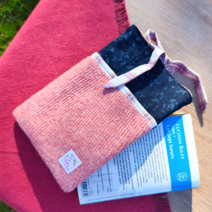 Miniature : Pochette livre de poche taille S vichy pull rose jean fleuri Camellie et Léon entier