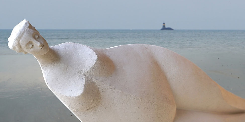 Sculpture Gaïa en grès blanc de l'artiste Fann