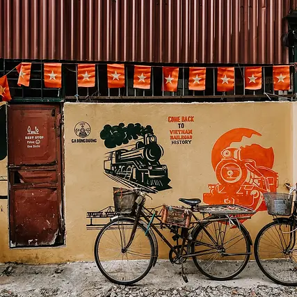 Straßenkunst mit Vietnamesischen Flaggen, Fahrrad & Reishut in Hanoi, Vietnam
