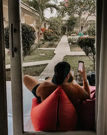 ein Mann sitzt im Sitzsack auf einer Terrasse in Lombok