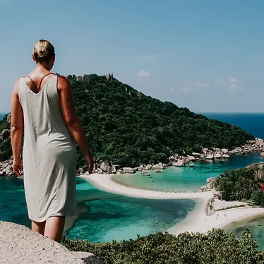 Frau steht auf Aussichtspunkt mit Blick auf Inseln Ko Nang Yuan Koh Tao, Thailand