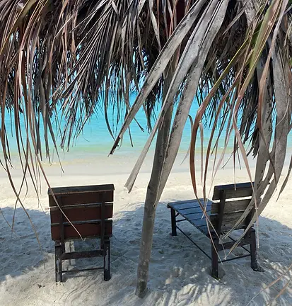 zwei Strandliegen unter Sonnenschirm aus Palmenblättern am Bottle Beach Koh Phangan, Thailand