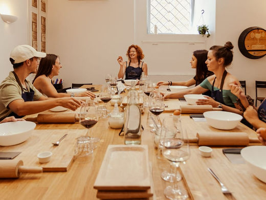 Preparazione della pasta con degustazione di vini e cena a Frascati