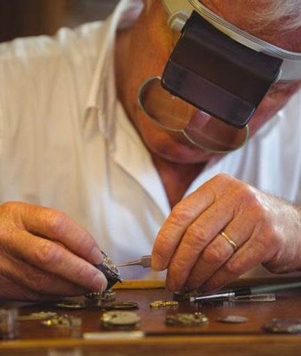 Savoir-faire artisanal en réparation d'horloges