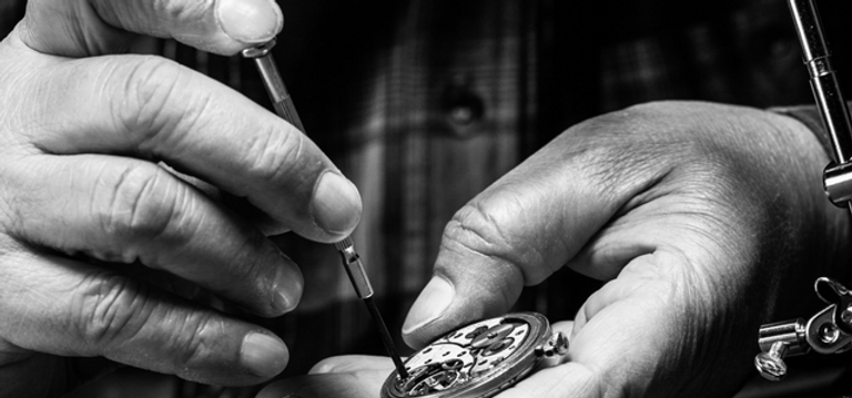 entretien et réglage de mécanisme d'horloge.