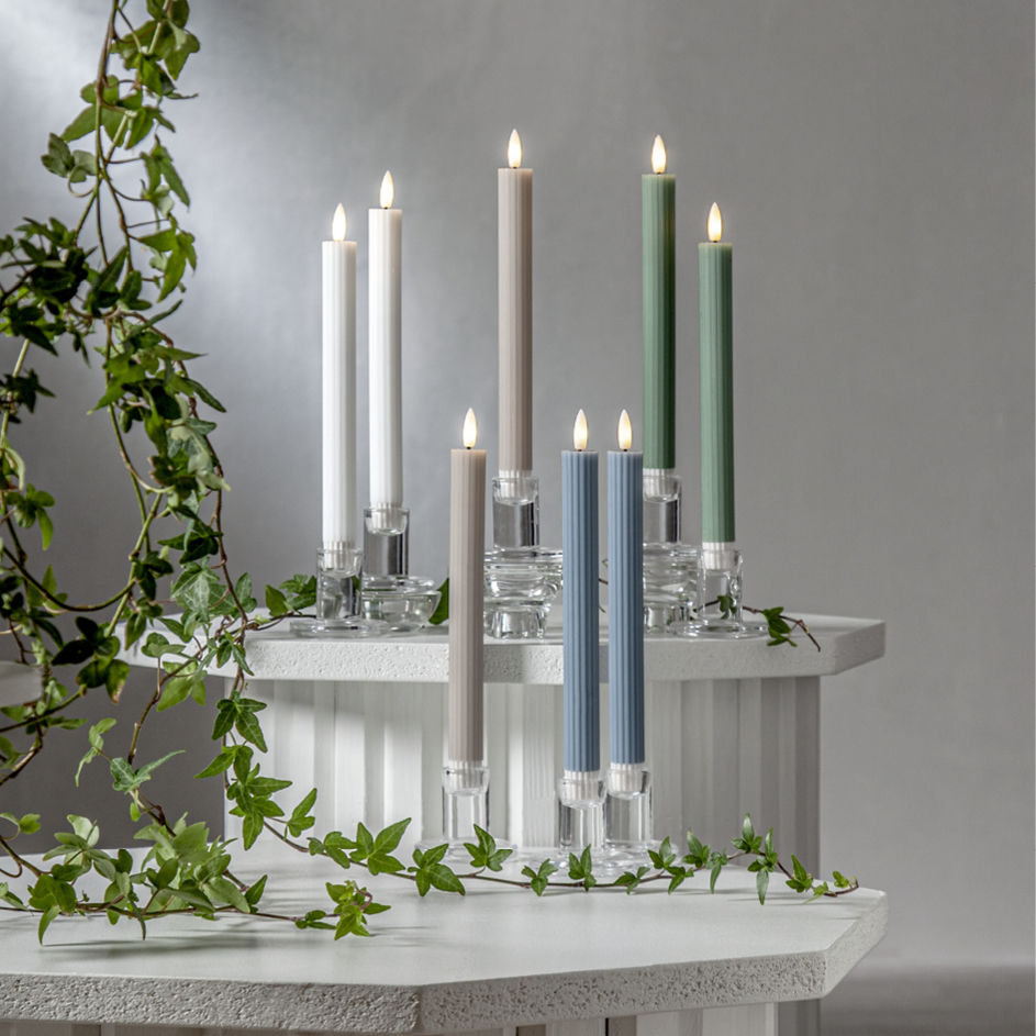 Miljøbilde av en serie led kronelys i forskjellige farger