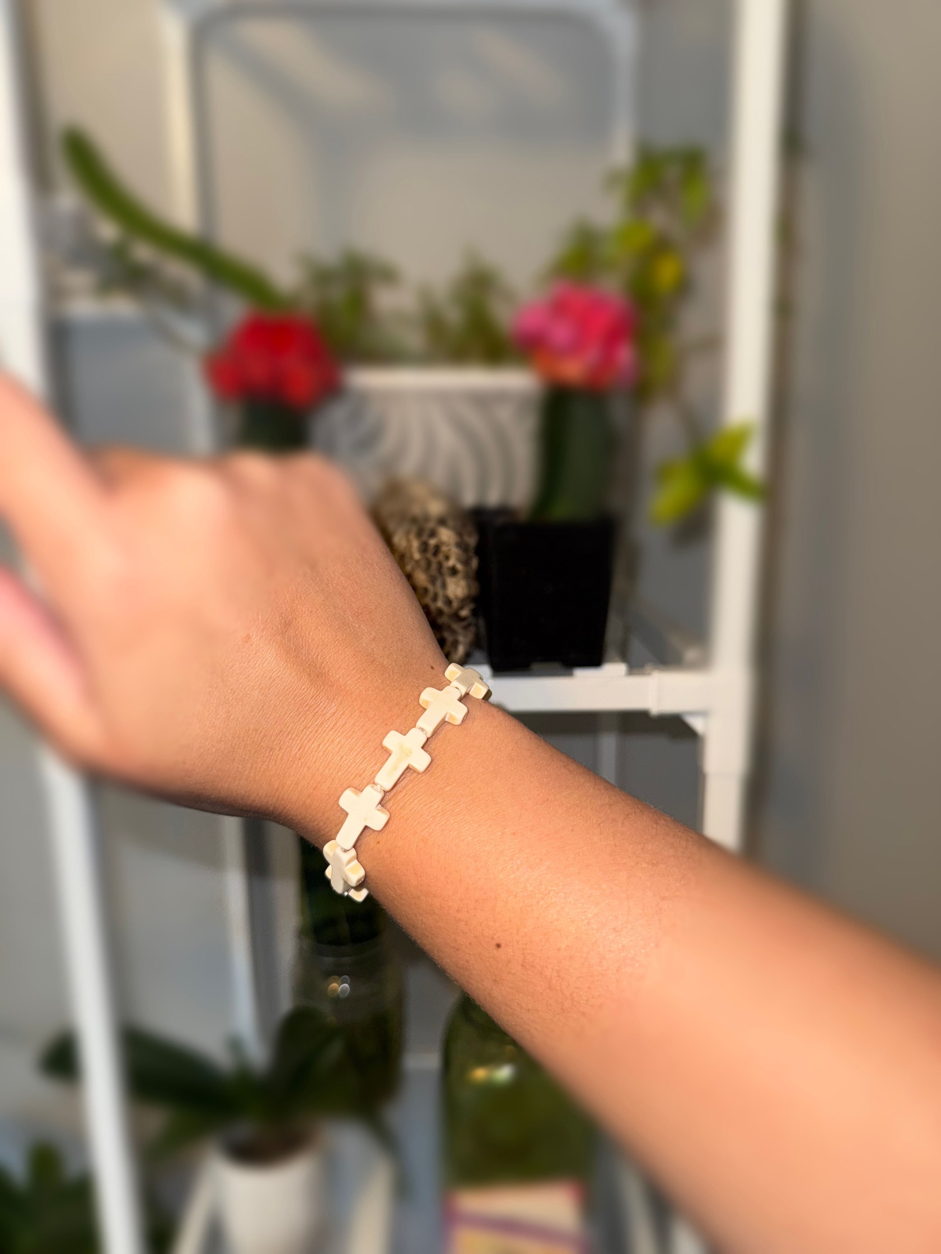 Howlite Cross ✝️ stretchy bracelet