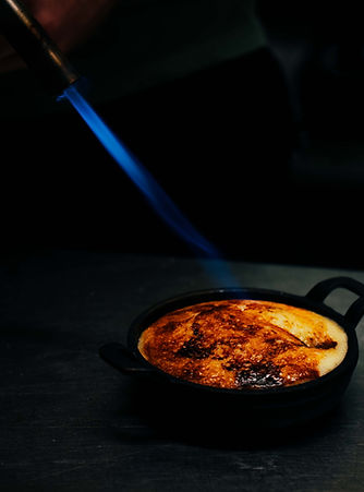 Chef-kok in actie tijdens plating | Professionele food fotografie op locatie Nijmegen