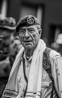 Oudere man met opvallende blik, karaktervol portret tijdens Vierdaagse, Nijmegen, door Vannagraphs