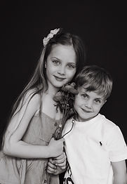 Liefdevolle foto van broer en zus tijdens familieshoot | Familiefotografie Nijmegen