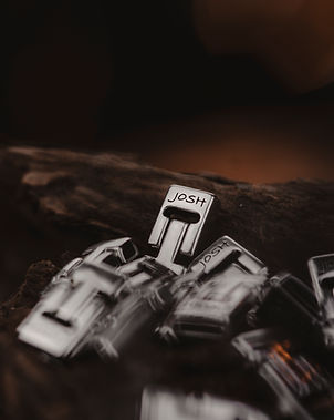 Moody close-up van sieradensloten | Textuur en detail in artistieke sfeerbelichting