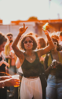 Dansende vrouw op festival Zusje van Debbie, vastgelegd tijdens een magisch moment, festivalfotografie in Gelderland door Van