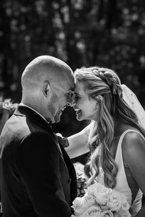 Bruid en bruidegom lachend met hoofden tegen elkaar bij Kasteel Wijenburg in Gelderland