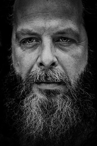 Man met baard portret buiten zwart wit Nijmegen