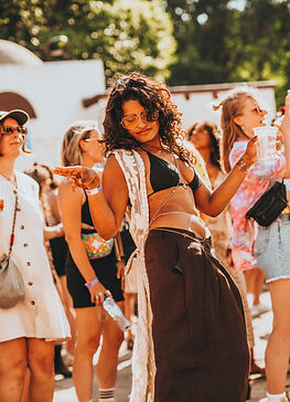 Vrouw die aan het genieten is en danst, festivalfotografie in Nijmegen, Gelderland, Nederland, door Vannagraphs